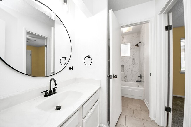 Building Photo - 2614 Village Cir Dr