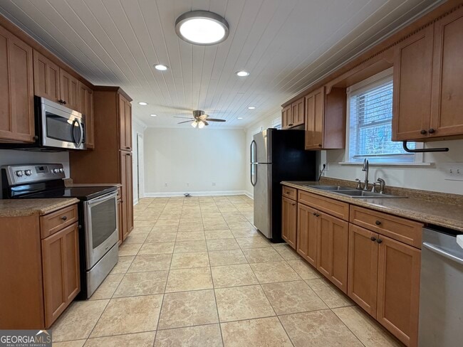 Building Photo - 305 Hillside Dr