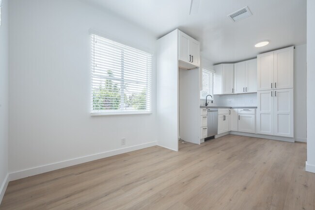 Building Photo - 3201 S Barrington Ave