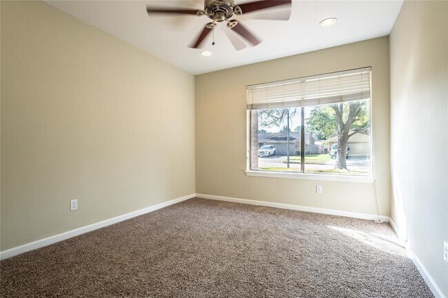 Building Photo - 12026 Hedgegate Dr