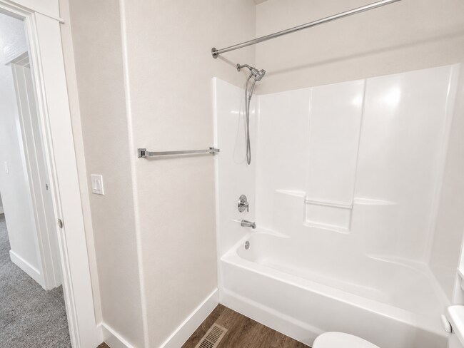 Building Photo - Spacious 3BR Home with Private Yard Near Alpenglow Park
