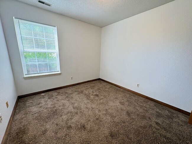 Building Photo - 1443 Blue Brook Way