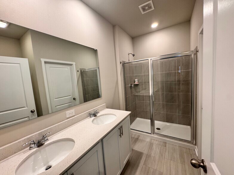 Building Photo - 709 E Bear Dr