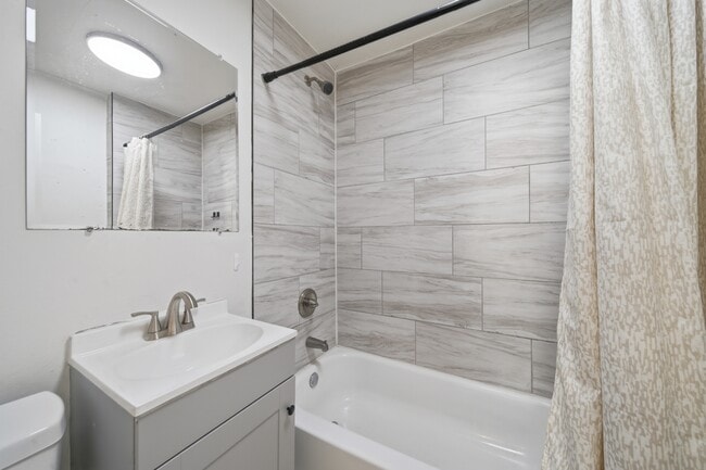 Building Photo - 424 S Quebec Ave