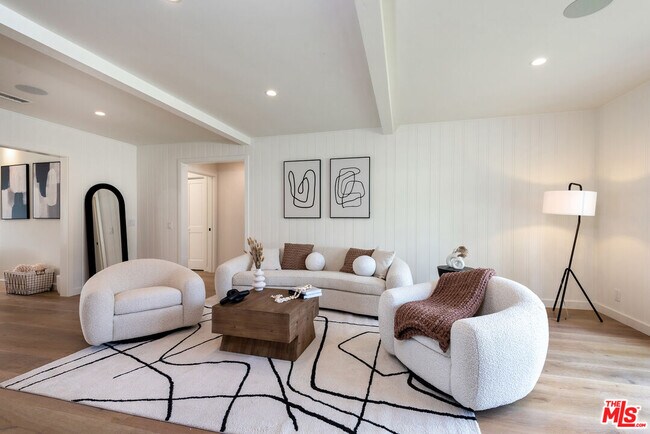 Building Photo - 527 S Bentley Ave