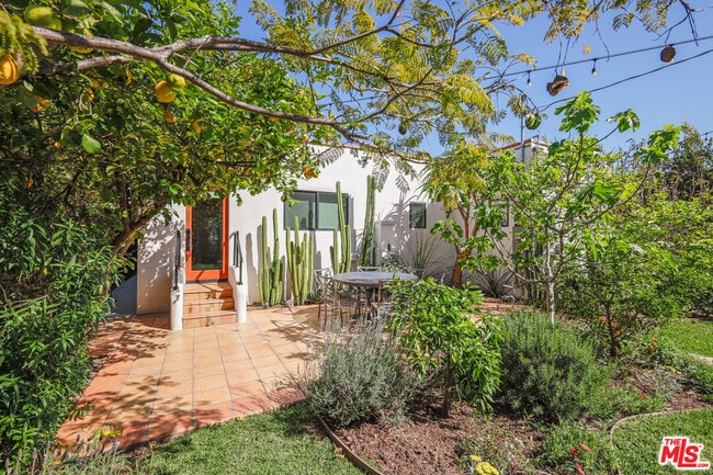 Building Photo - 1275 S Sycamore Ave