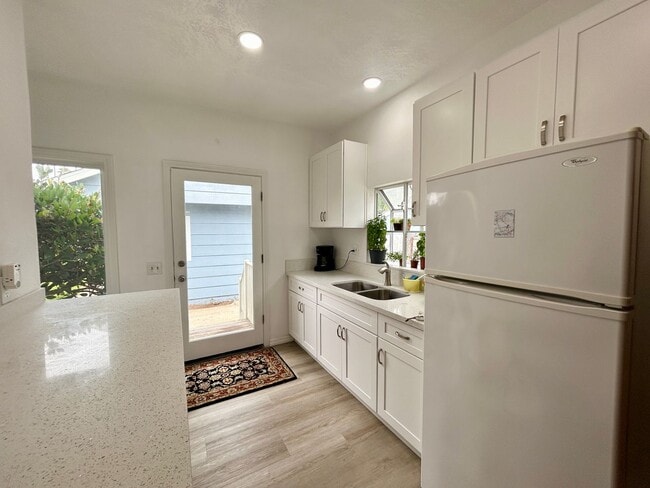 Building Photo - Spacious Beach House in South Oceanside