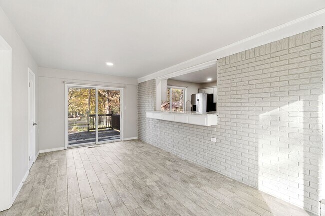 Building Photo - Gorgeous 5 bedroom, 2.5 bath House on a .8...