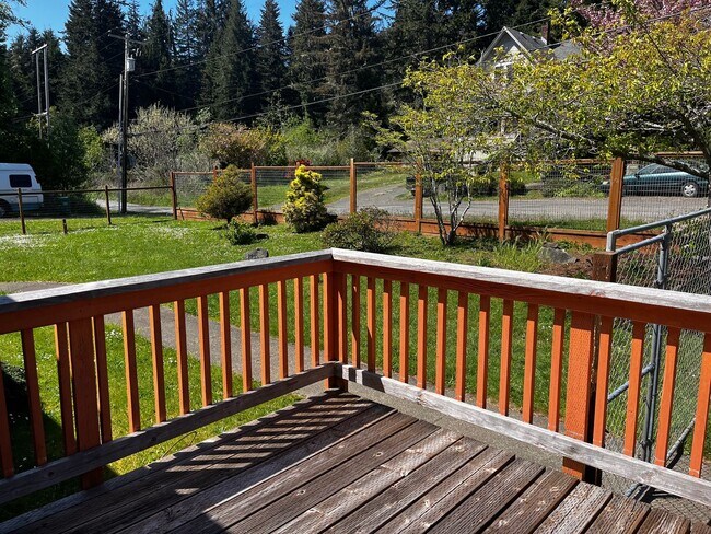 Building Photo - Spacious 3 bed/2bath in Town, Month-to-Month or long term lease.
