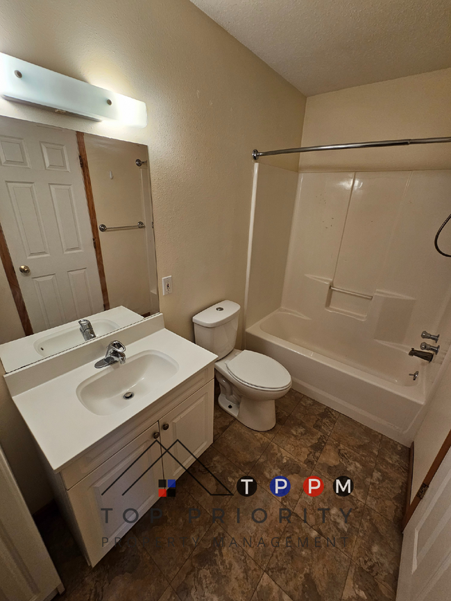 Building Photo - 1 Bedroom | 1 Bathroom Single-Level Unit i...