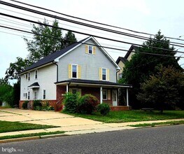 Building Photo - 229 W Holly Ave