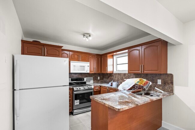 Building Photo - 1882 SW 17th Ave