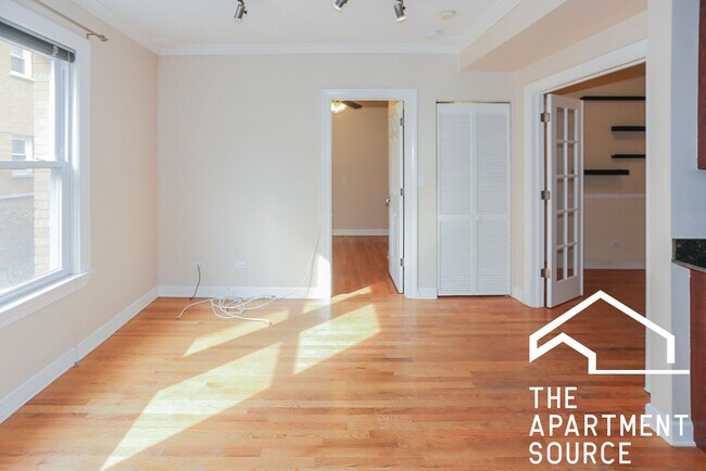 Building Photo - 628 W Roscoe St