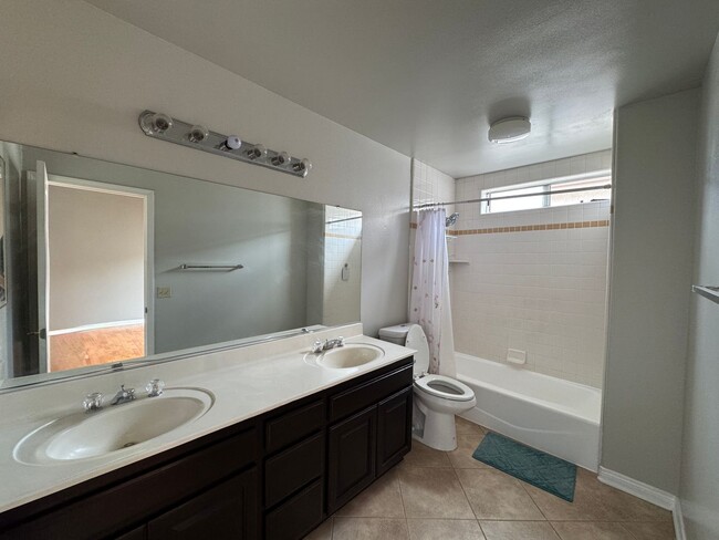 Building Photo - Beautiful 3bd 2.5 bath townhome