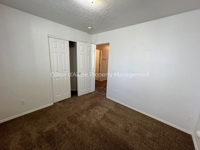 Building Photo - 3 bed, 2 bath house in fantastic location!