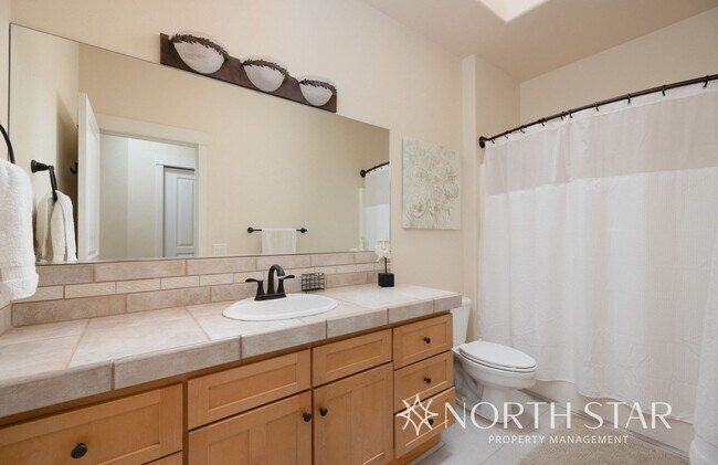 Building Photo - Spacious Bend 3 bed/2 bath Residence w/ Of...