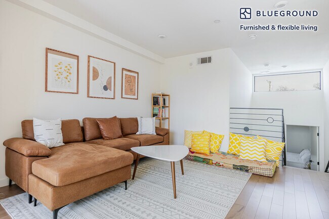 Building Photo - 654 N Virgil Ave