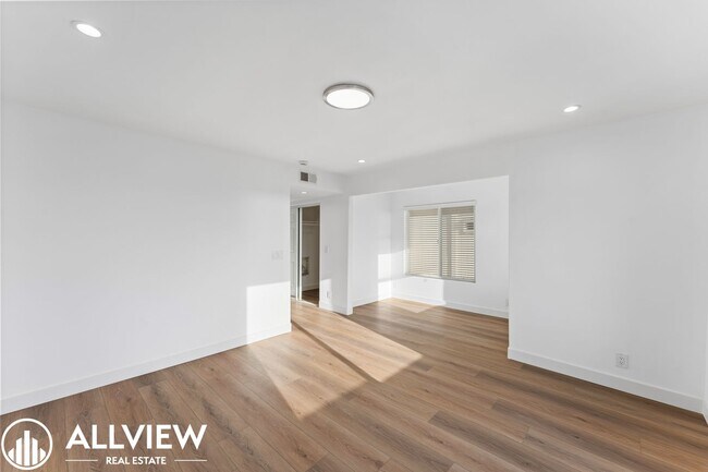 Building Photo - OCEAN VIEWS! Renovated 2 Bed, 2.5 Bath Townhome in San Clemente!