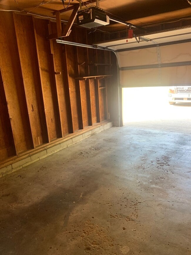 Building Photo - 3 bedroom, 1.5 Bath Home located near Skyv...