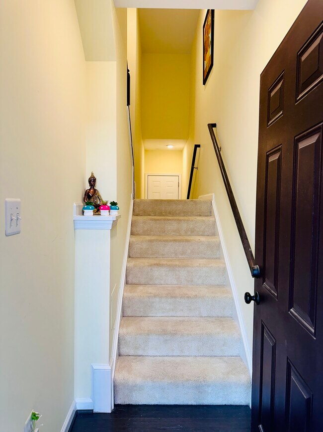 Building Photo - 3220 Yeager Dr