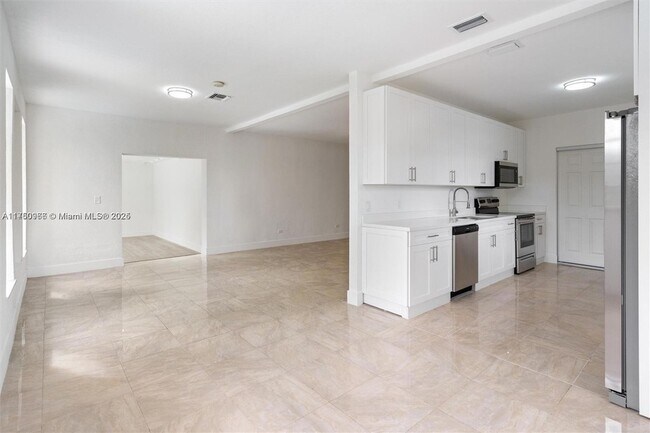 Building Photo - 10845 Peachtree Dr