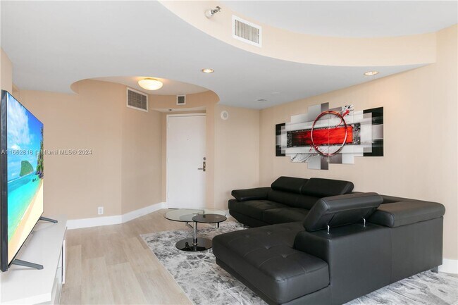 Building Photo - 3500 Mystic Pointe Dr