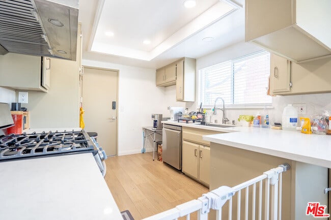 Building Photo - 5533 N Charlotte Ave