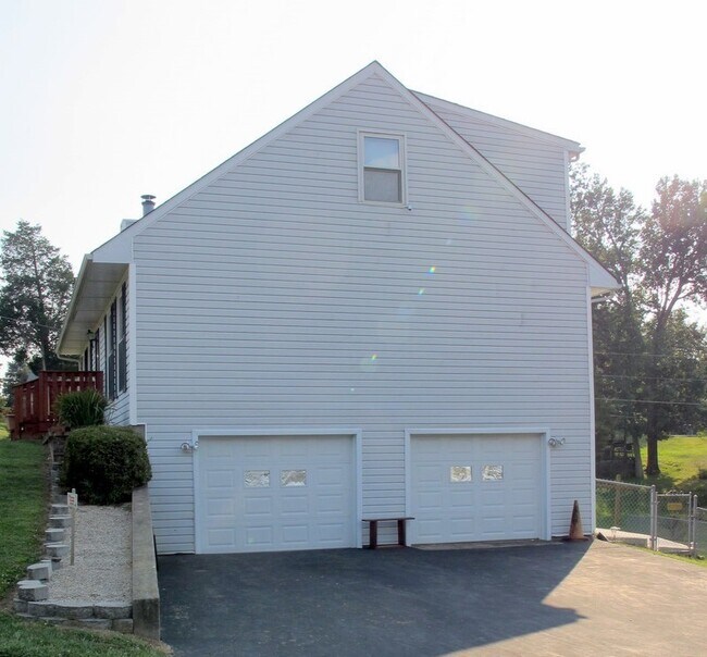 Building Photo - 927 Woods Hollow Dr