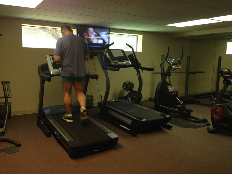 FULL GYM - 16866 Kingsbury St