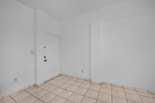 Building Photo - 1960 Marseille Dr