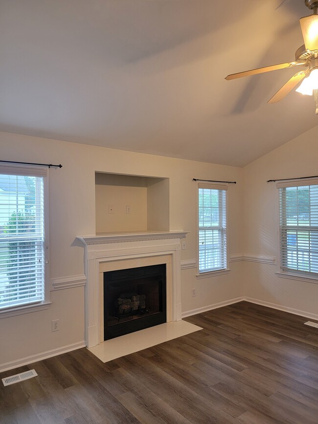 Building Photo - 200 Webfoot Dr