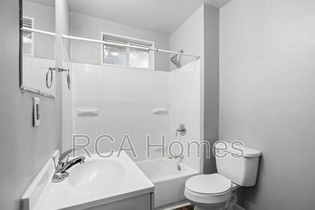 Building Photo - 1533 Draper St