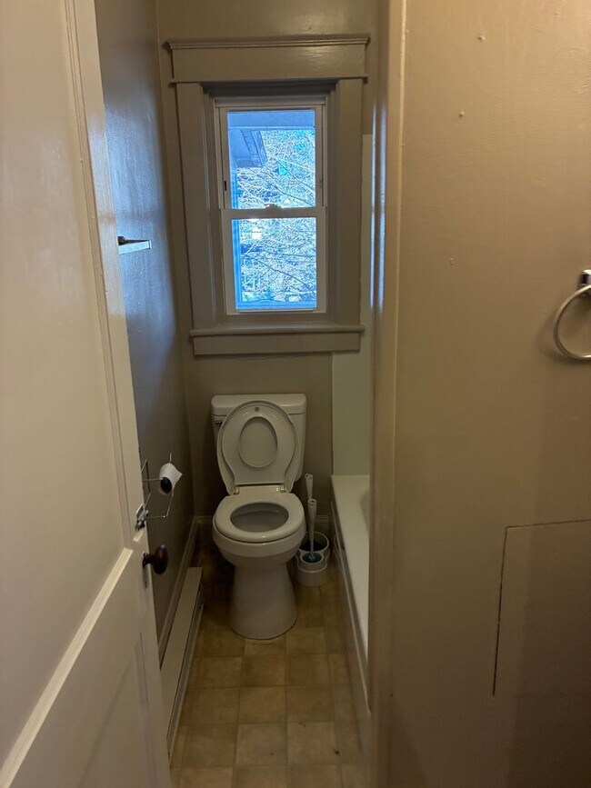 Building Photo - 206 Lincoln Way E