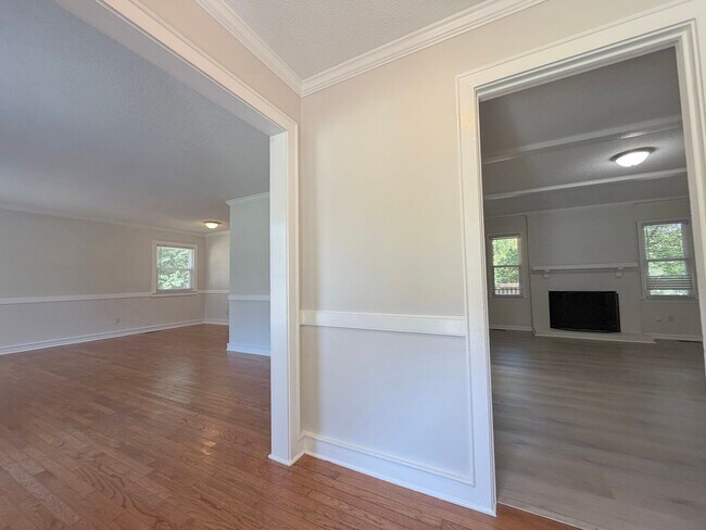 Building Photo - 121 Westview Dr