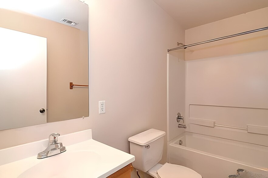 Building Photo - 7818 Kingsbury Wood