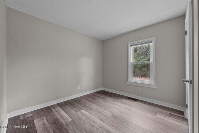 Building Photo - "Charming 4-Bedroom Home with 2 Full Baths on Murrill Hill Road – Your Perfect Jacksonville Retre...