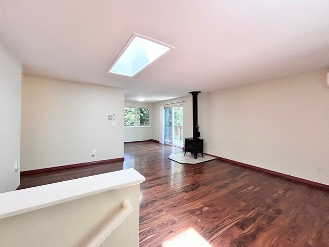 Building Photo - Large 3 Bed, 2 Bath, Sanctuary!