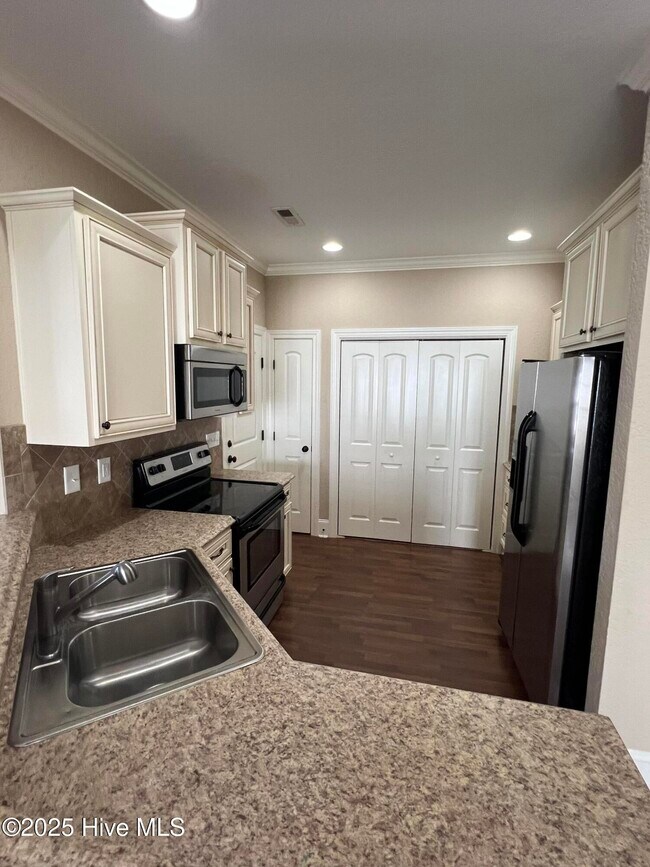 Building Photo - 2013 Croyden Cir