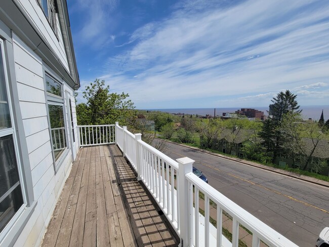 Building Photo - AVAILABLE JULY - 3 BED 1 BATH