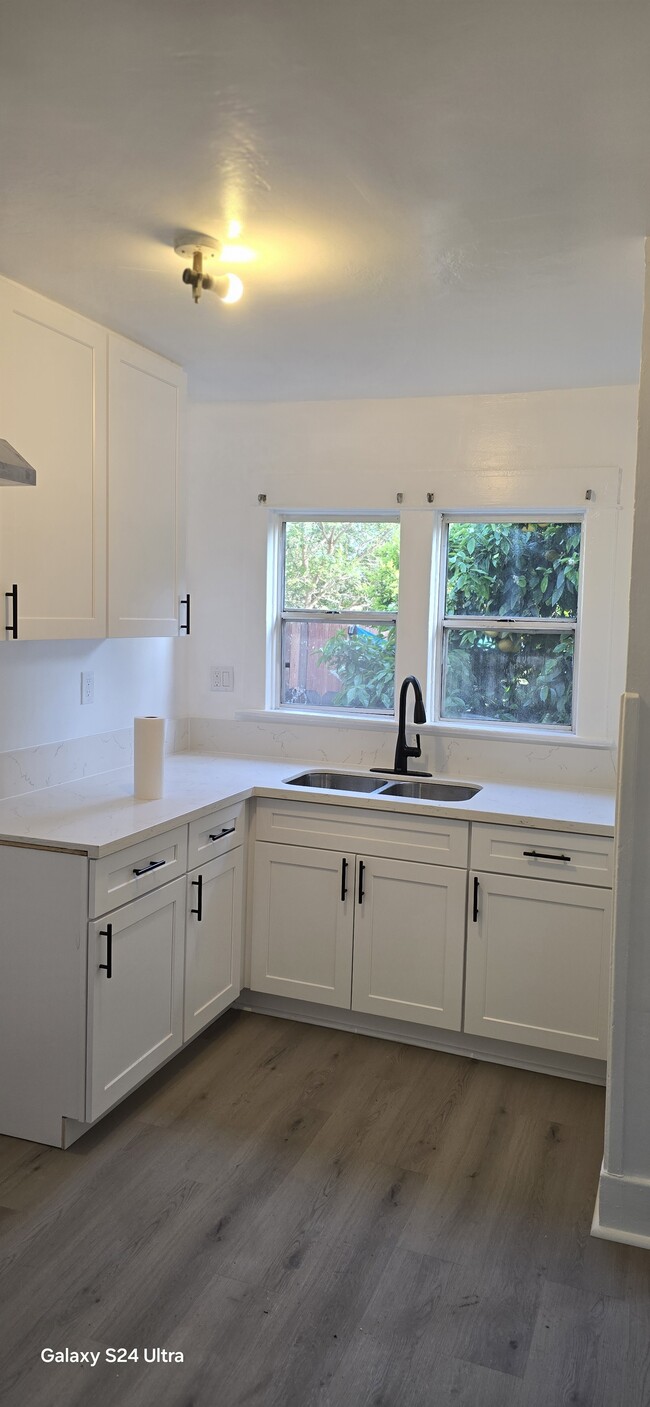 Kitchen - 1406 Manzanita St