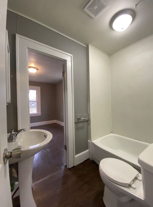 Building Photo - Nice 2 Bed/1 Bath Home, close to downtown