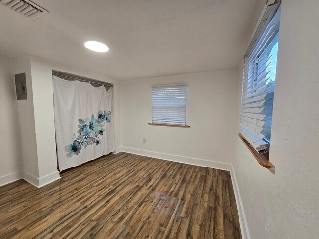 Building Photo - 3901 Lakewood Rd