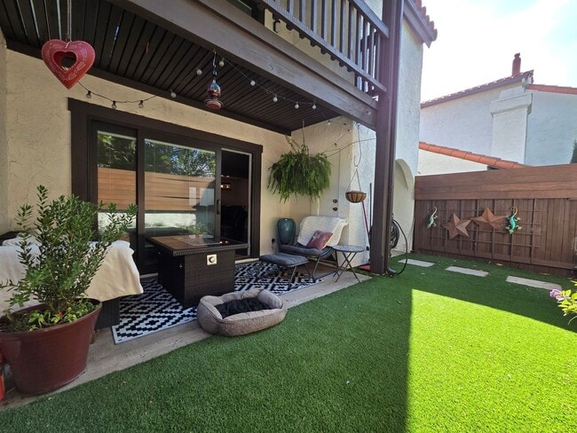 Building Photo - 2 Bedroom 2.5 Bath Town House in West Ventura