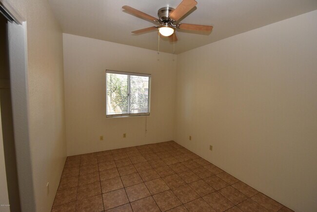 Building Photo - 2725 N Dodge Blvd