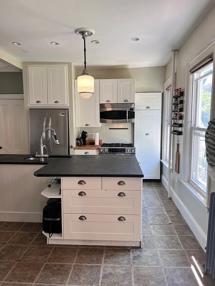 Stone countertops - 5A Evergreen Ave
