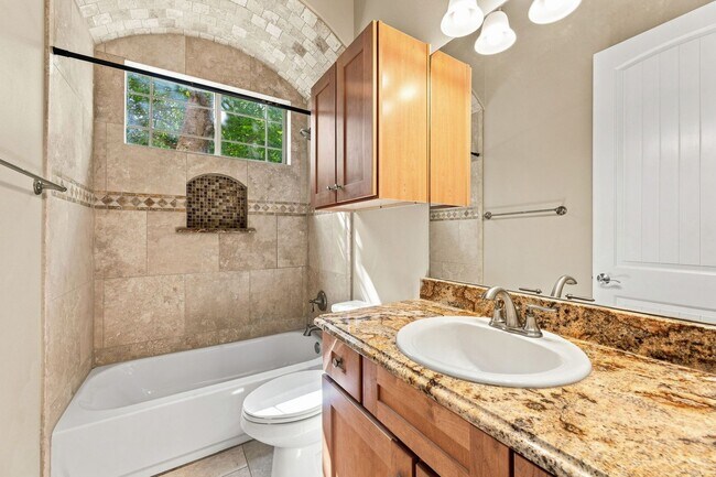 Building Photo - 303 Zennia St