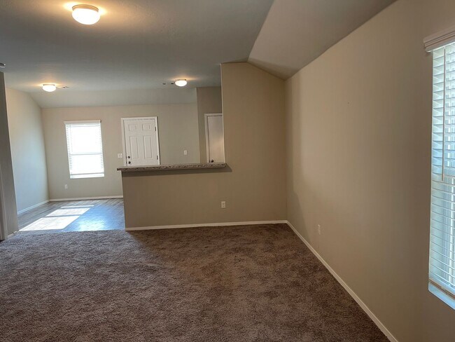 Building Photo - 3 bed 2 bath open living and beautiful finishes!