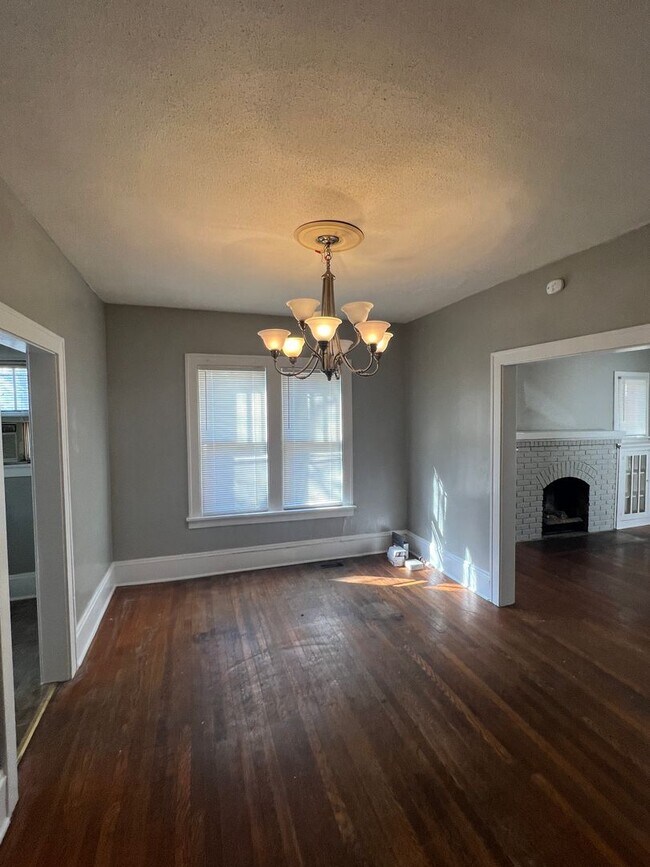 Building Photo - Classic Brick bungalow in the Heart of Bristol Virginia. Property has been freshly painted and is...