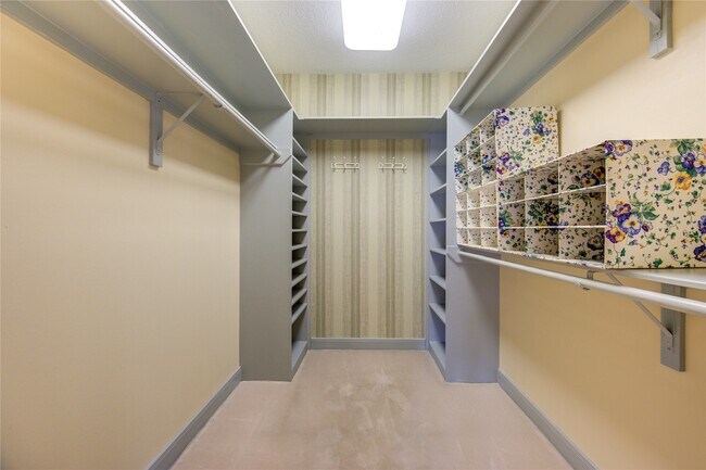 Building Photo - 2510 Potomac Dr