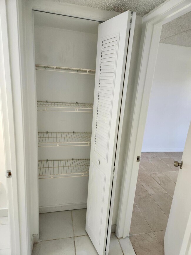 Building Photo - 600 Village Green Ct